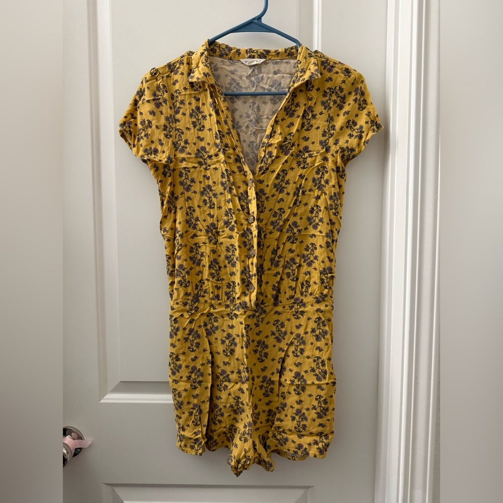 Aeropostale — Yellow floral short sleeve romper w/ button closures — size small